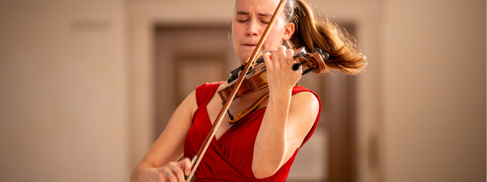 Violinistka Nina Leiler med interpretacijo Sarasatejeve Carmen Fantasy na 48. Piranskih glasbenih večerih v Piranu, junij 2026
