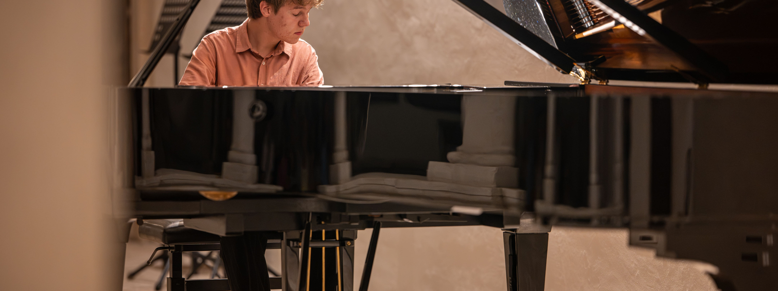 Pianist Konstantin Đoković, zmagovalec Tartinijevega tekmovanja 2026, med nastopom na Steinway & Sons klavirju v Piranu