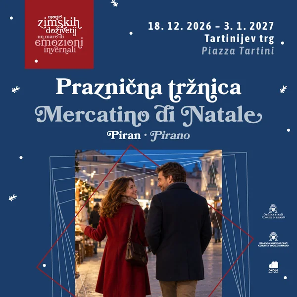 Par se sprehaja med stojnicami praznične tržnice na Tartinijevem trgu v Piranu, plakat Morja zimskih doživetij 2026/27
