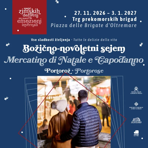 Par v objemu med stojnicami božično-novoletnega sejma na Trgu prekomorskih brigad v Portorožu, plakat Morja zimskih doživetij 2026/27
